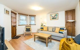New Stylish 1 Bedroom Flat With Garden | London